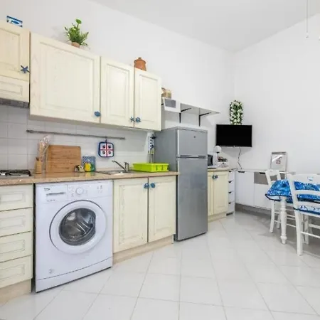 Sea Breeze Apartment *